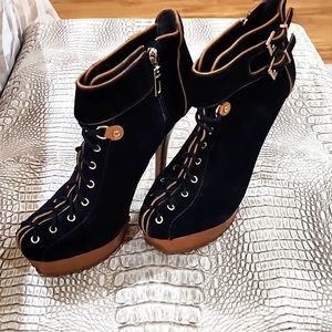 SCHUTZ brand new booties